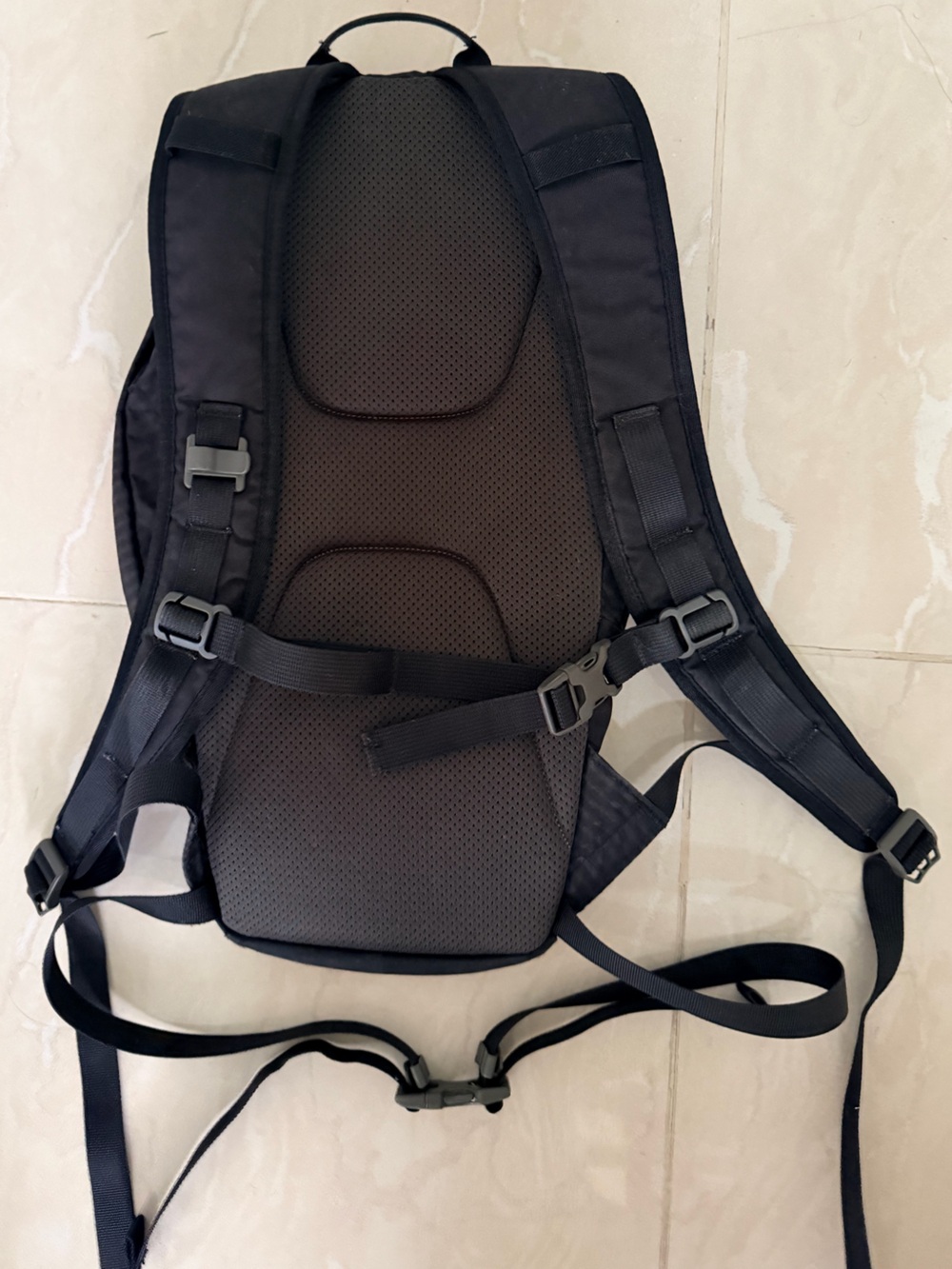MEC Black Lightweight Daypack Hiking Backpack - Picture 8 of 8